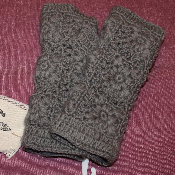 HM Nepali Flower Crochet Wool Handwarmers Cinder - Picture 1 of 5